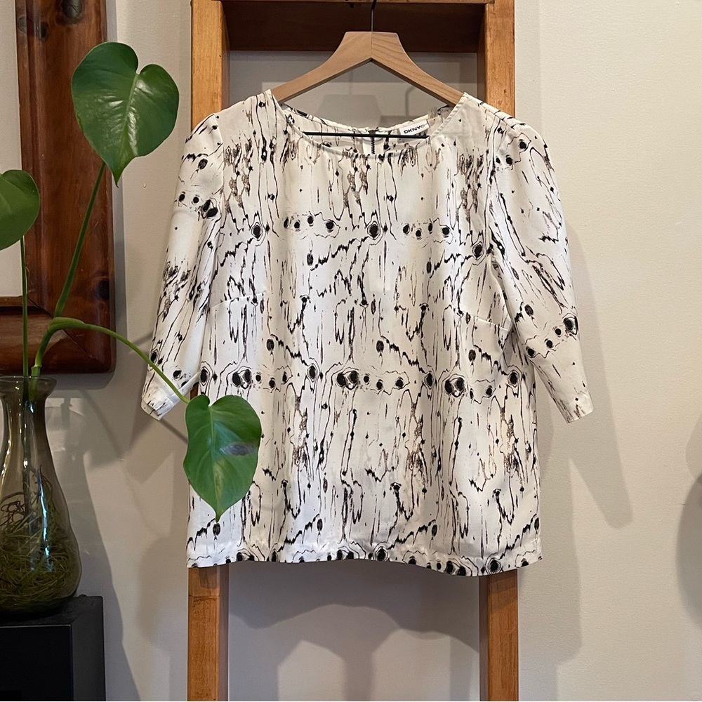 DKNYC SZ S White and Black Birch Bark Blouse!